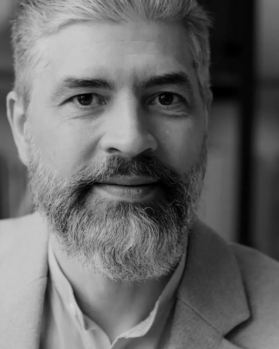Maître Antoine Delaunay, avocat en droit du travail à Boulogne-Billancourt, en robe d’avocat